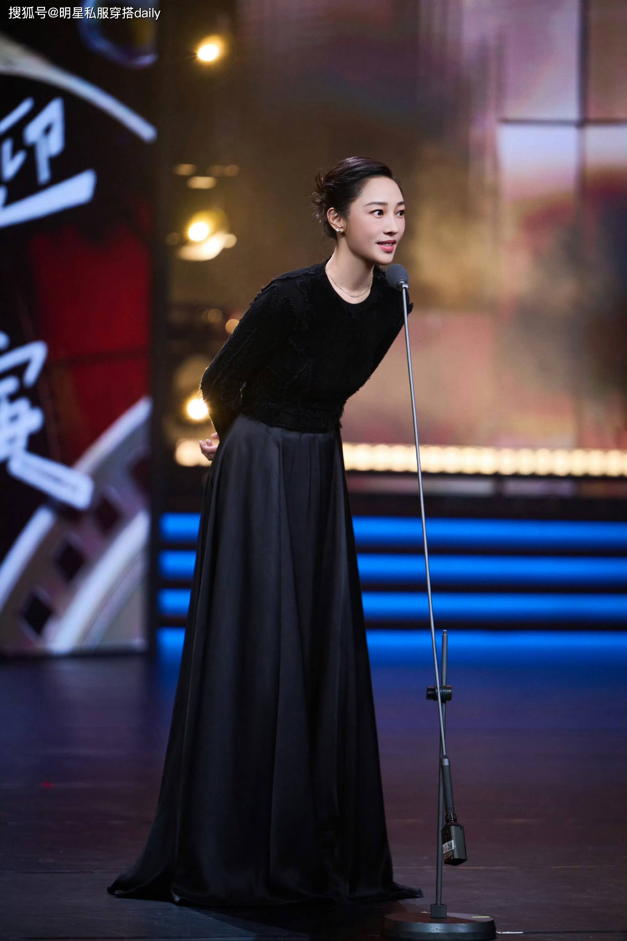 白百何品味真的好！一袭极简黑裙展现优越骨架美，清冷松弛好优雅