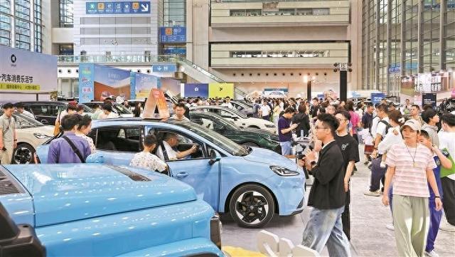 「深圳特区报」购新补贴点燃深圳车市消费热潮 优惠多管齐下 买个靓车回家