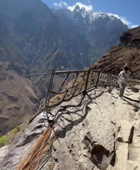 “李现同款”虎跳峡网红徒步路线加装护栏引热议