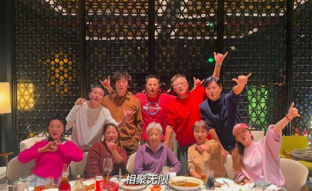 田小洁晒中戏同学聚会照，与女同学关系亲近，陈数于震都没去