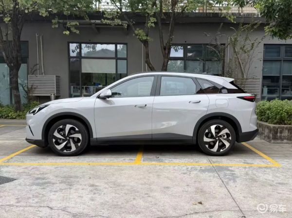极狐 阿尔法T5CLTC纯电续航215公里