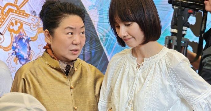袁泉的高级感无敌了，简单白衬衫+牛仔裤这么日常，都穿出精致感