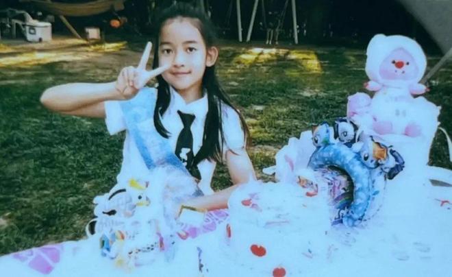 聂远晒全家福为女儿庆生，10岁天天长成小女神，和妹妹颜值都好高