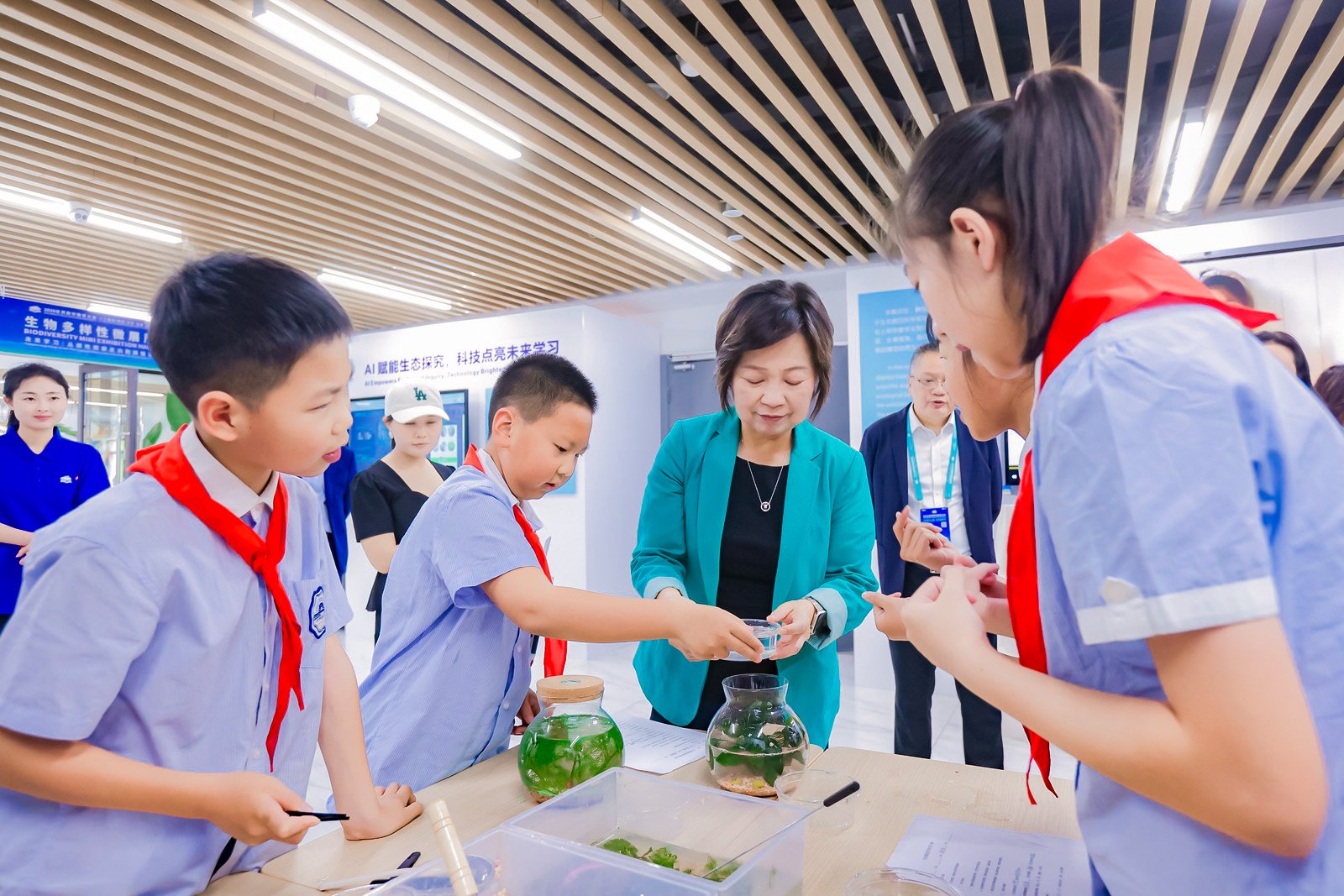 蔡若蓮走訪杭州市春暉小學。受訪者供圖
