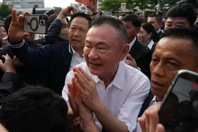泰国前总理他信出狱坐迈巴赫，华裔家族迎接小女儿撒娇，民众蜂拥而至