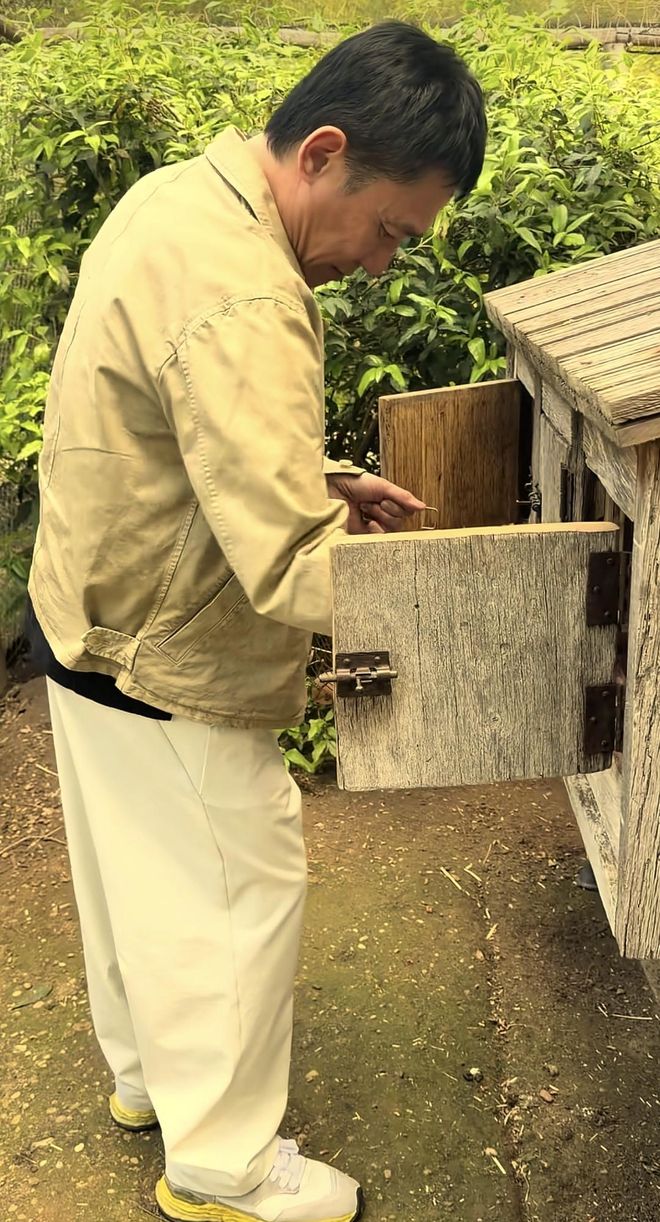 刘嘉玲晒法国生活，梁朝伟在老婆镜头下捡鸡蛋，两口子生活好惬意