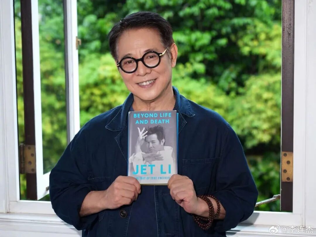 李连杰称曾患甲亢,“是人生中最艰难的时期”,因患病眼球突出无法拍摄,但近年来已控制得较好