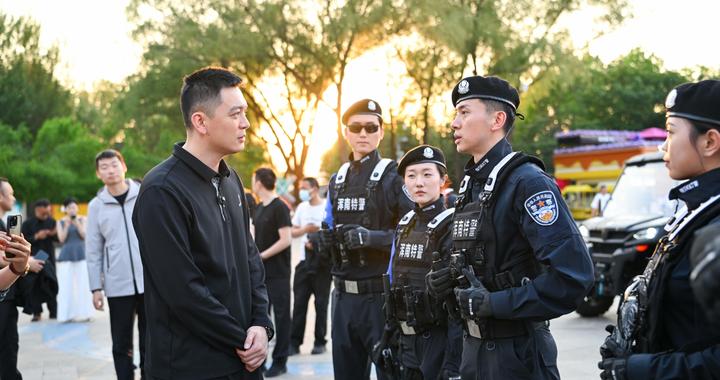 杨鸣“空降”浑河外滩，和“撞脸”的特警小哥面对面