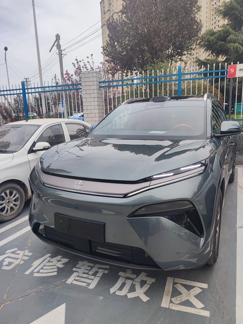 唐L EV车主：自动泊车超华为，但转向灯和雨刮不如海豚