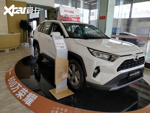 2.0L+CVT配四驱，实拍丰田RAV4，不愧为SUV界老炮