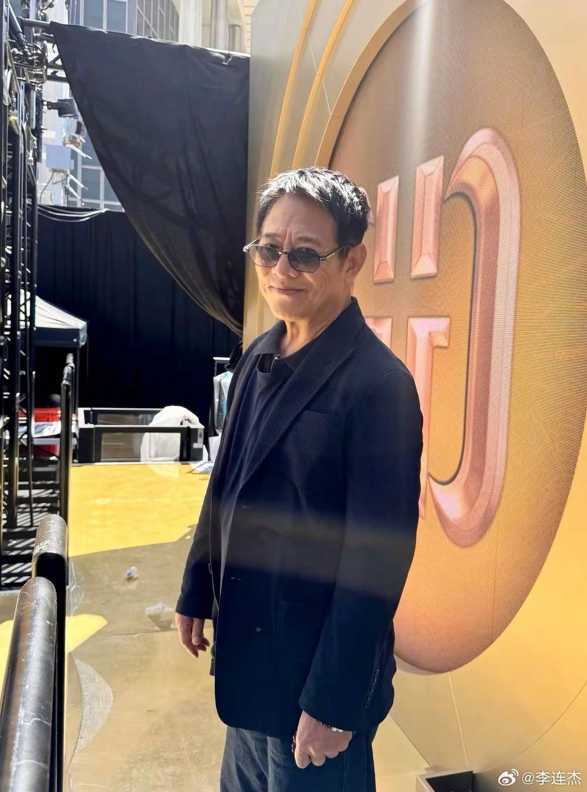 李连杰近况曝光：穿黑衣打扮低调显年轻，为省钱买30件T恤穿5年