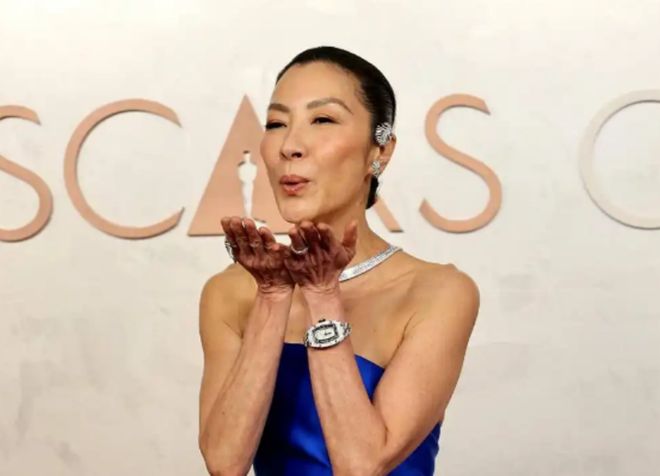 杨紫琼亮相奥斯卡红毯，穿蓝色抹胸长裙美成全场焦点