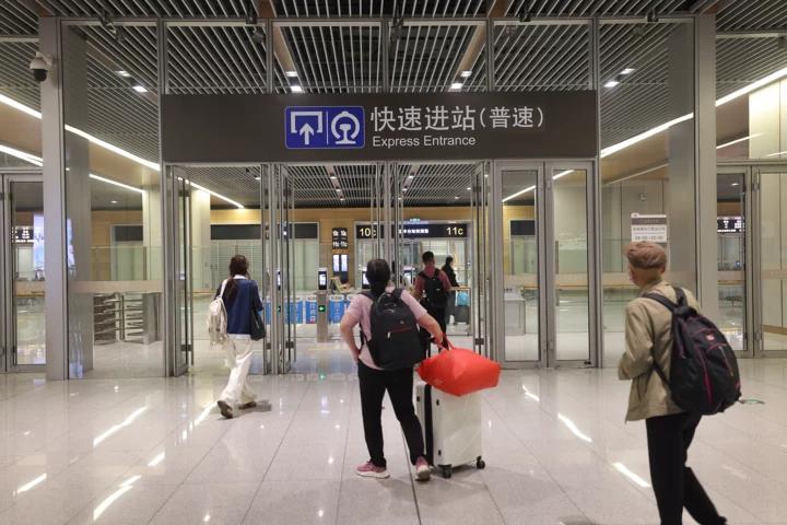 目前北京豐台站快速進站廳已常態化開放，乘坐普速列車的旅客在開車前30分鐘以內可從此進站。新京報記者 王貴彬 攝