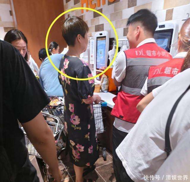 于东来妻子低调现身超市，排队购物引热议，胖东来员工怎么看 - 360娱乐