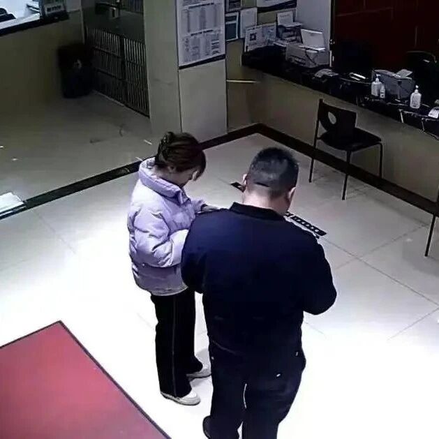 女子酒后打车误把18元付成18800元，第2天才发现！赶紧报警找到司机，发现对方也正因这笔巨款感到不安