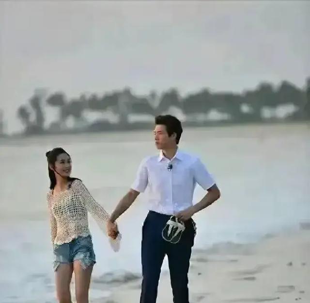 李沁咖啡店牵手男友曝光，清冷女神变甜妹，全网粉丝集体送祝福！