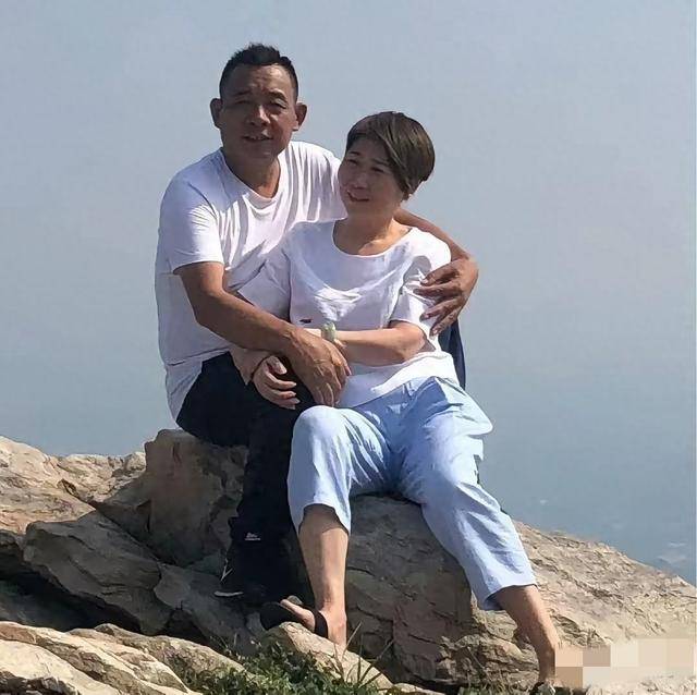 于东来夫妇登山,抱着老婆欣赏风景好恩爱,中国最朴素的一对夫妻