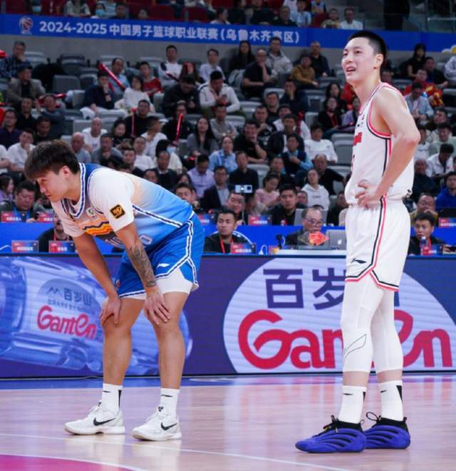 情义!广东队赛后不让赵睿走一起庆祝,胡明轩:赵睿带头喊广东加油!