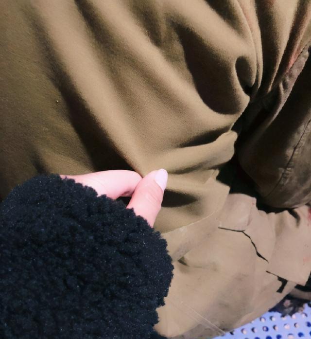 谢楠拉吴京衣角高甜示爱 剧组陪伴庆结婚七周年