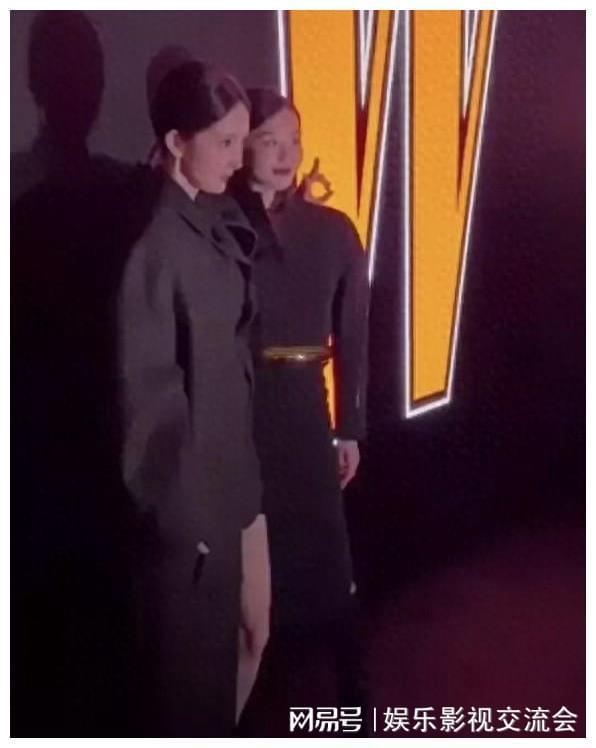 85花杨幂刘诗诗红毯合照，杨幂泼墨妆美颜，刘诗诗温婉大方