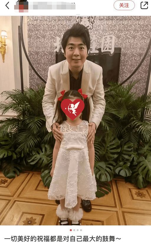 郎朗夫妇合体演出，吉娜穿礼服蹲地上与小女孩合照，母爱爆棚
