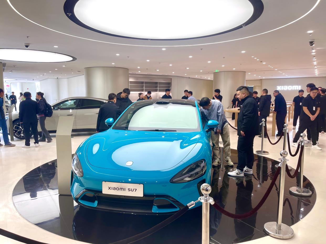 小米汽车首批门店开业,SU7车型亮相吸引“米粉”预约试驾