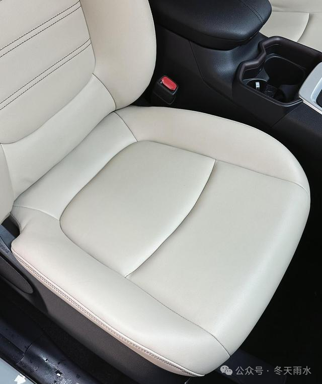 新款丰田荣放RAV4插混版实车正式亮相,搭载2.5L发动机,外观、内饰、配置全面升级