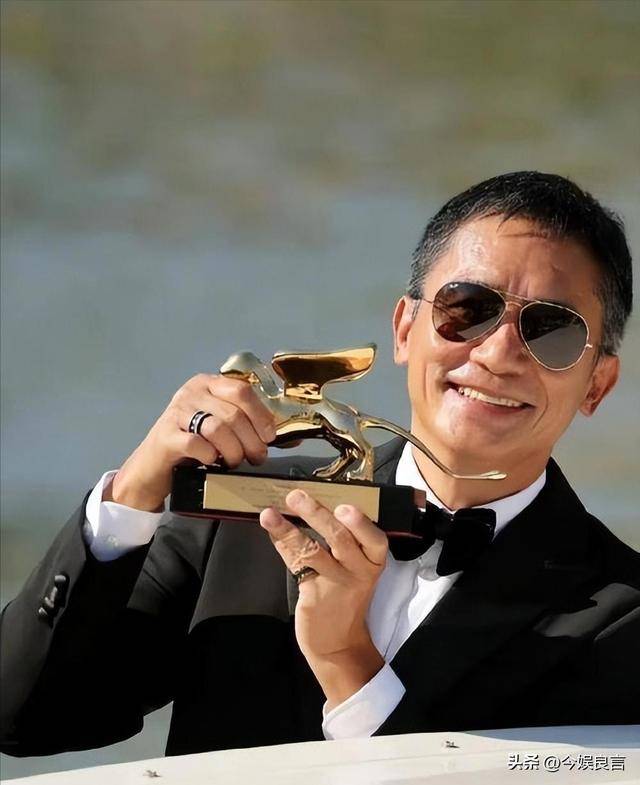 58岁梁朝伟彻底卸下影帝光环！定居南法乡下捡鸡蛋接地气十足