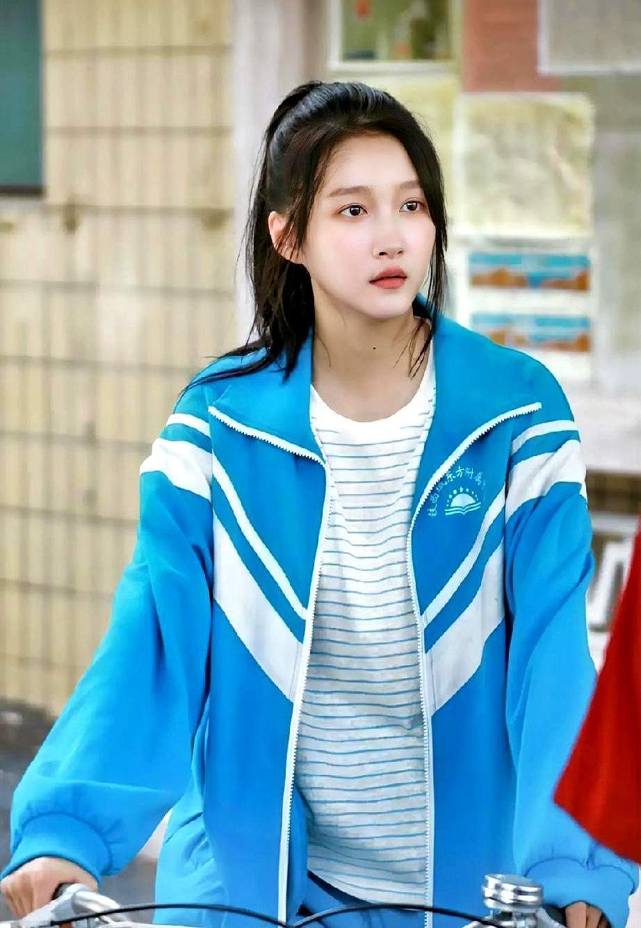 《岁月有情时》3位美女，关晓彤精致洋娃娃，不及港风的她有韵味