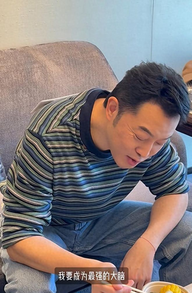 沙溢录《跑男》一顿吃4个鸡蛋,瘦身成功自律,白鹿亲自给他按摩