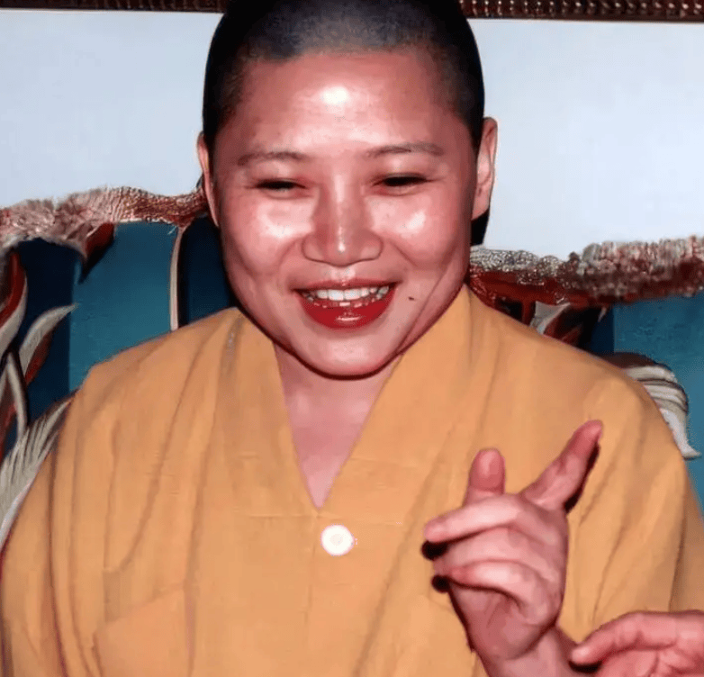 62岁李娜近况曝光！隐居寺庙28年，和八旬母亲相伴过清简日子
