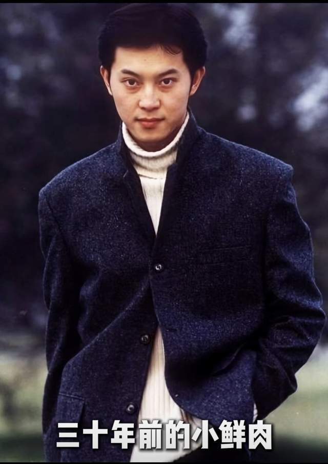 沙溢瘦回30年前，人更帅了，跟他们家女明星拍照也更“臭美”了！