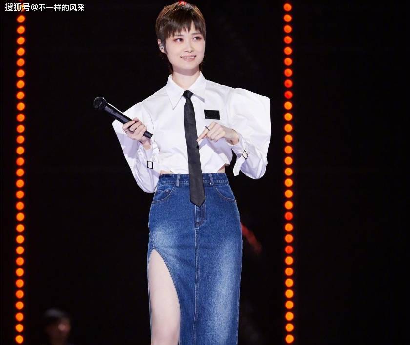 李宇春变得越来越有女人味了，牛仔长裙搭配白色衬衣魅力无双！