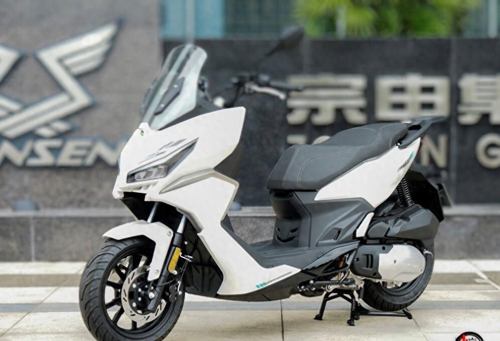 10999元起!2026赛科龙RT150S平踏板上市,水冷四气门+ABS/TCS,续航超350公里