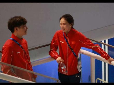 乐乐你跟队友聊什么，那么开心啊
