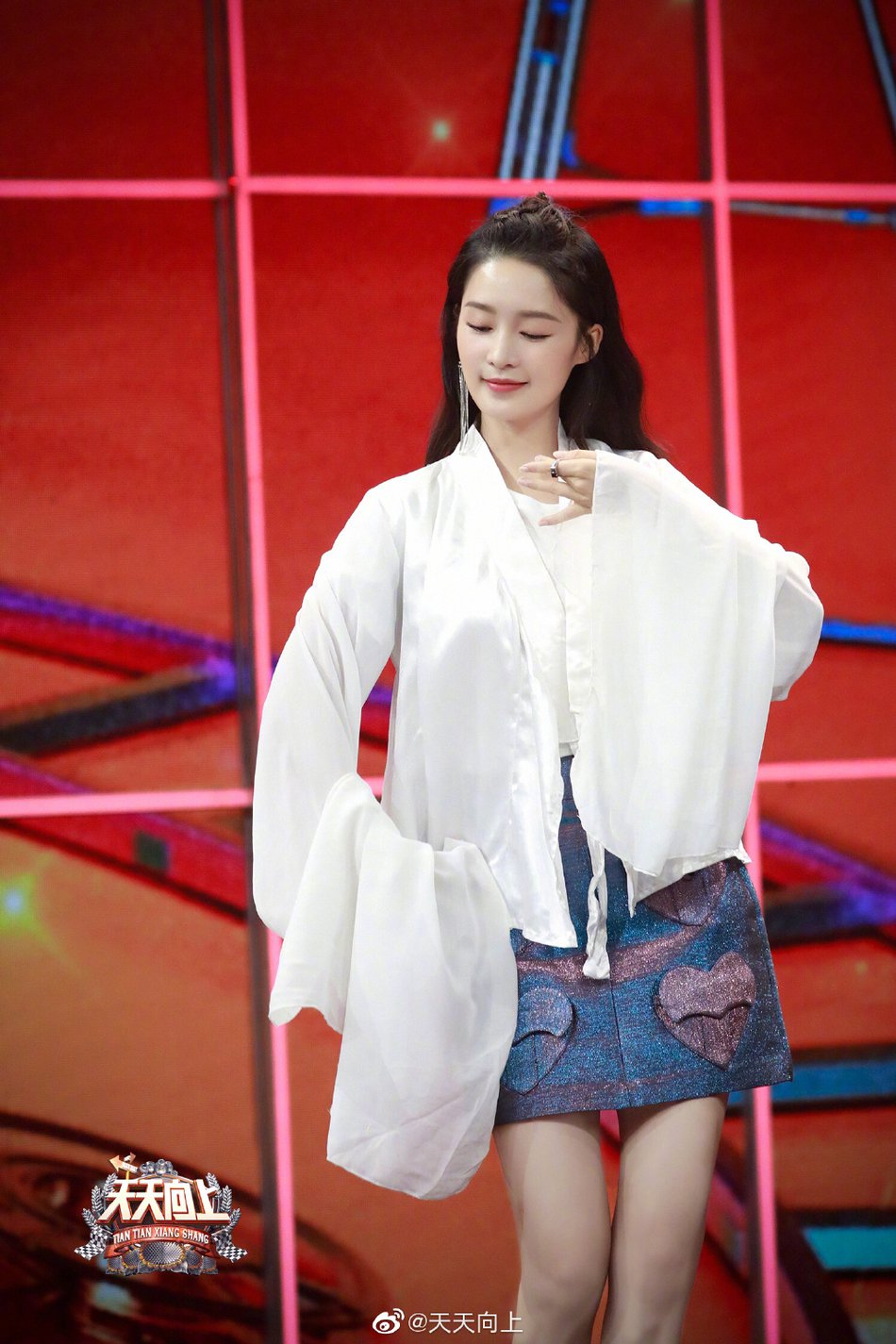 李沁跳水袖舞展婀娜身姿 一旁被撩的王一博表情亮了