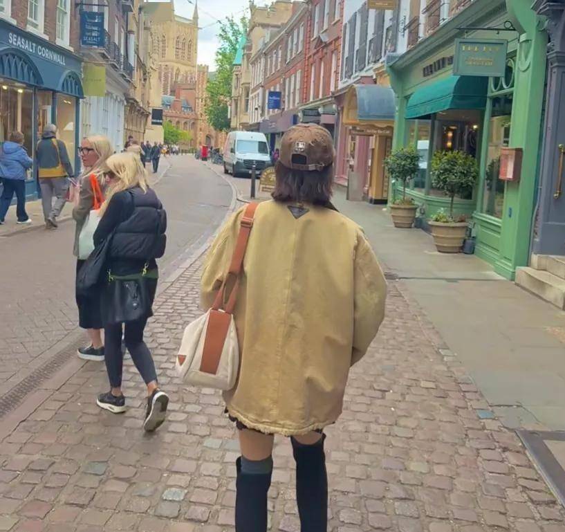 马龙妻子晒伦敦旅行照！戴老铺黄金穿国货，老公拍的游船照被“雪藏”