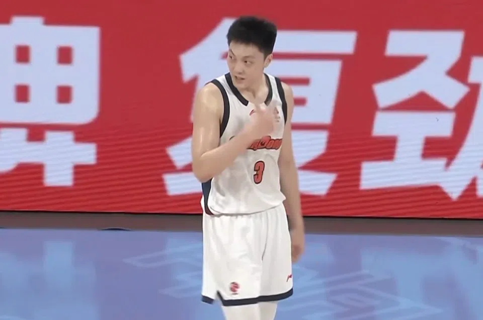 季后赛判若两人！胡明轩场均14.2分4.2助 三分球命中率48.6%