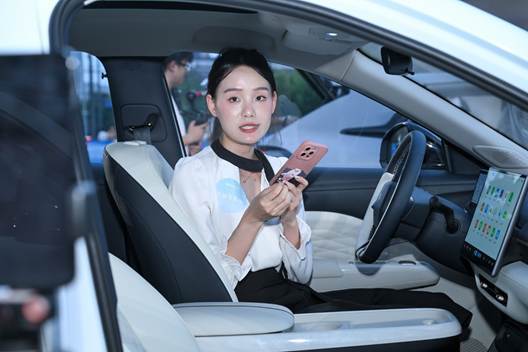 瓦纳蓝配色免费送!6.88万起极狐T1预售加码美学设计