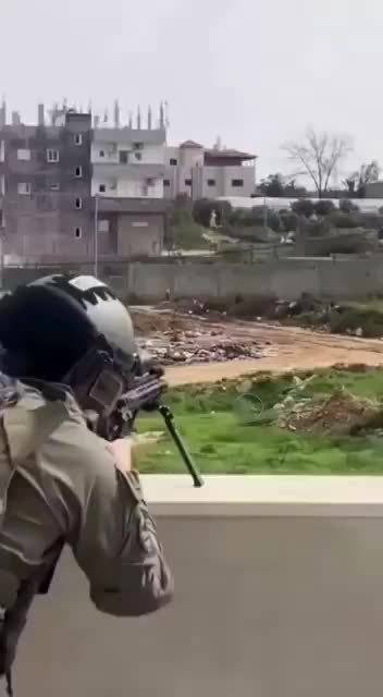 以军士兵发现一枚路边炸弹（加沙） 狙击手一枪命中并引爆