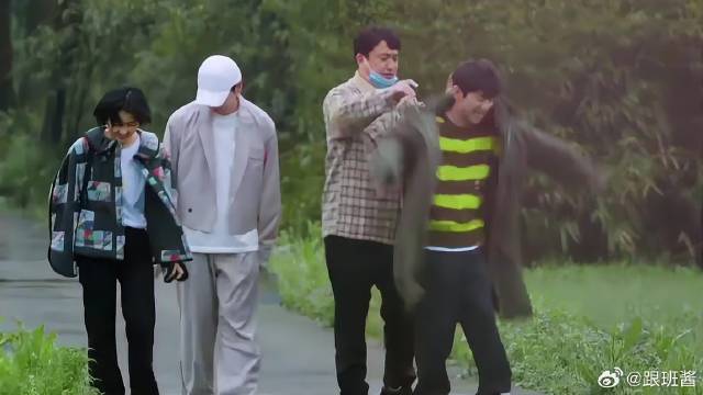 这友谊实名羡慕！何炅穿太少，黄磊把自己衣服给他