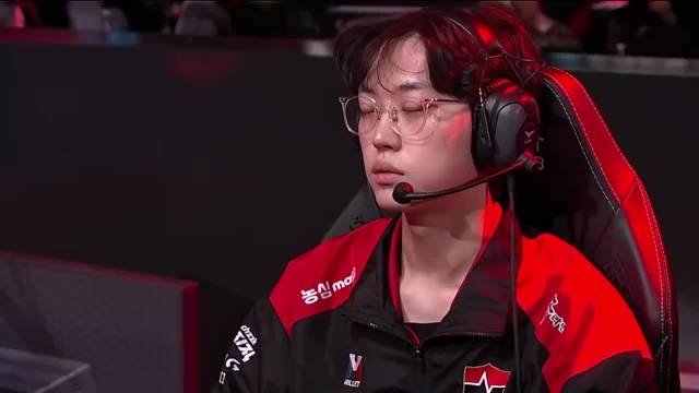LCK：NS对阵T1次局赛前，Scout被拍到不在座位，随后才回到赛场