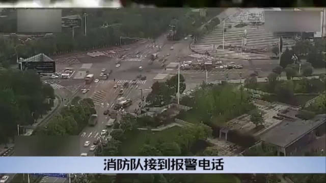 直线货车突然向右变道：后方水泥罐车侧翻压住两小车，责任在于谁