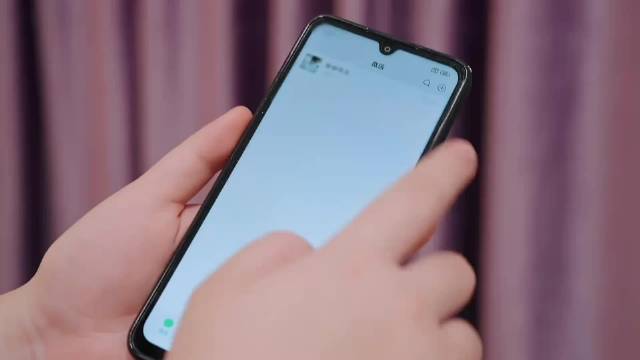 张凌赫女装照曝光，长得太精致金靖都没认出：这你女朋友？