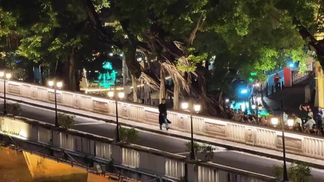 李现张婧仪《雾里青》路透曝光，两人四目相对引围观