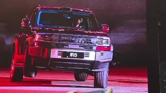 豹5闪充版亮相，搭载云辇-P Ultra技术实现三轮通行