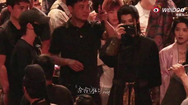 檀健次片场为群演拍照暖心举动获赞