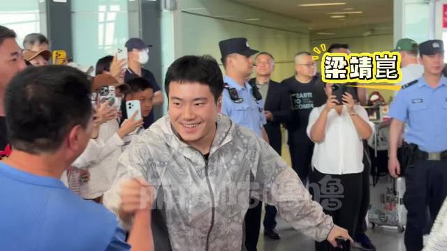 国乒队员载誉而归，王皓、梁靖崑、林诗栋还有女队等人笑容满面