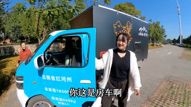 美女用垃圾车改成房车全国自驾游，没想到功能一应俱全！