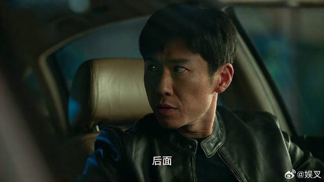 美女来参加行动 队长眼睛都挪不开了，直接让小伙坐后面